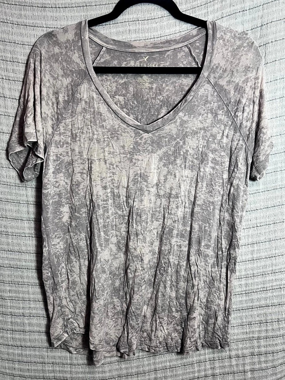 AEO Soft & Sexy Short Sleeve V-Neck in Gray Acid Wash Top Size Medium